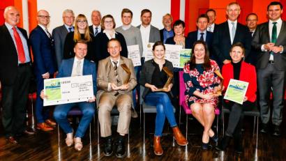 Bild: Hösamer
Andreas Haberl und Markus Leppin (FischerHaus, sitzend von links), Eva-Maria Bäuml (Landwirtschaftsschule Nabburg), Silke Schmid und Anja Guida (Landgraf-Ulrich Schule Pfreimd und Maria-Schwägerl-Schule SFZ Nabburg) wurden am Montag mit dem Zukunftspreis ausgezeichnet. Partnervereinsvorsitzender Alois Hagl (links), Landrat Thomas Ebeling (rechts) und Festredner Dr. Christian Barth (Dritter von links) gratulierten zusammen mit den Laudatoren.