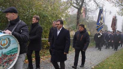 Bild: mmj
Mit der Blaskapelle zogen Bürgermeister Manfred Dirscherl (Mitte), Gemeinderäte und Fahnenabordnungen zum Gedenkgottesdienst beim Volkstrauertag in die Pfarrkirche.