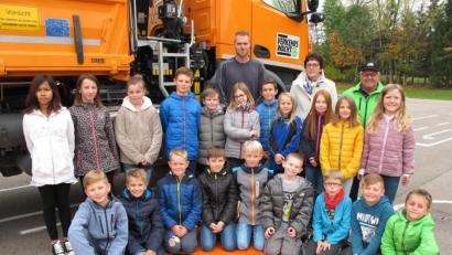 Bild: khg
Die Klasse 4b der Grundschule Vilseck bei der Demonstration der tödlichen Gefahren im Bereich des toten Winkels mit (hinten von links) Michael Ruppert, Studienrätin Paula Weiß und Verkehrserzieher Andreas Bahle.