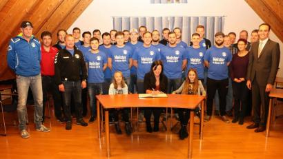 Bild: gru
Bild die Mannschaft des FC Edelsfeld nach der Meisterschaft B-Klasse zum Aufstieg in die A-Klasse mit den Vereinsverantwortlichen, einigen Gemeinderäten und Bürgermeister Hans-Jürgen Strehl (rechts) 
Im Vordergrund Leni, Kerstin und Hanna Hagerer beim Eintrag ins Goldene Buch