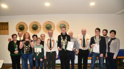 Bild: bey
Sportwart Jürgen Völkl (Zweiter von links) überreicht mit Jugendleiter Johannes Kick (Siebter von links) die königlichen Würden an die neuen Schützenkönige. Claudia Busch (Dritte von links) nahm die Königskette nur in Vertretung ihrer Schwester Johanna in Empfang. Thomas Kick (Fünfter von links) ist Schützenkönig der Jugend, Christian Heinl (Mitte) Schützenkönig Luftgewehr, Simon Stahl (Dritter von links)t Schützenkönig Luftpistole offene Klasse. Bürgermeisterin Tanja Schiffmann (rechts) gratuliert.