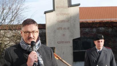 Bild: ohr
Viele Familien hatten einen schweren Schicksalsschlag hinzunehmen, erinnert Bürgermeister Hans Prechtl in seiner Ansprache vor dem Ehrenmal.