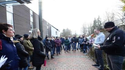 Bild: bey
Der Ansturm der Teilnehmer bei der Wanderung des CSU-Ortsverbandes Pleystein war so groß, dass die Vorstellung des neuen "Landhotels am Sonnenhang" durch Haustechniker Sebastian Zeitler (Zweiter von rechts) vor dem Gebäude erfolgt. CSU-Ortsvorsitzender Stefan Voit (rechts) war von der Besucherresonanz regelrecht überwältigt.