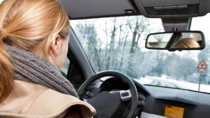 Bild: Jan Schuler - stock.adobe.com
Wer bei Eis und Schnee unterwegs ist, muss besondere Sorgfalt walten lassen. Sonst kann es schnell teuer werden.