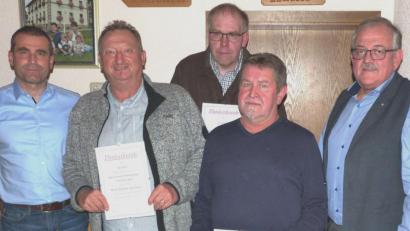 Bild: br
Auch Ehrungen stehen in der Hauptversammlung der Unparteiischen Wählergruppe Schlammersdorf auf der Tagesordnung. Für 20-jährige Zugehörigkeit überreichen Vorsitzender Gerhard Löckler (rechts) und sein Stellvertreter Stefan Lautner (links) an Helmut Speckner, Albert Schreglmann und Bernhard Müller (Mitte, von links) Ehrenurkunden.