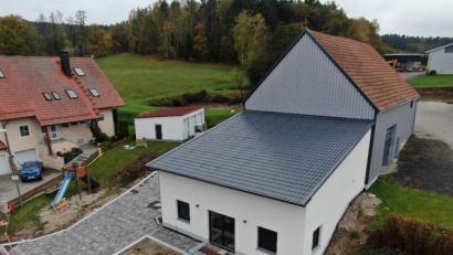 Bild: u
Das neue Burgstaller Gemeinschaftshaus beherbergt einen 35 Quadratmeter großen Aufenthaltsraum, der rund 40 Personen Platz bietet, eine Küche, eine Toilettenanlage und einen 50 Quadratmeter großen Abstellraum, in dem unter anderem die Kirwa-Utensilien untergebracht werden.