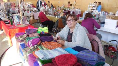 Bild: mof
Dorothea Demleitner mit ihren zahlreichen gestrickten Mützen und Schals,