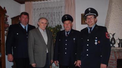 Bild: gi
Feuerwehr-Vorsitzender Josef Hierold junior (links) sowie zweiter Kommandant Peter Landgraf und Hans Wittmann (von rechts) gratulieren Josef Jungkunz zum 75. Geburtstag.