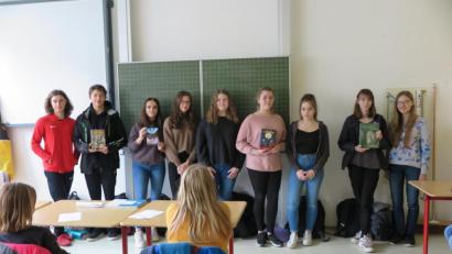 Bild: jzk
Jonas Heining, Christian Landgraf, Luisa Schwarzer, Franziska Ott, Alina Barth, Lara Strößenreuther, Nathalie Krodel, Rebeka Iwicki und Johanna Weismeier (von links) zogen beim Vorlesen eines spannenden Buchausschnitts ihre Mitschüler und Mitschülerinnen in den fünften Klassen ganz in ihren Bann.