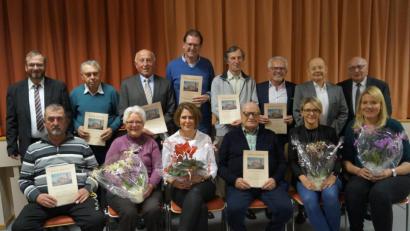 Bild: du
Beim Ehrenabend werden engagierte Mitarbeiter der Pfarrei von Pfarrer Thomas Stohldreier (links, stehend) und Pfarrgemeinderatssprecher Ernst Lenk Senior (Zweiter von rechts, stehend) ausgezeichnet.