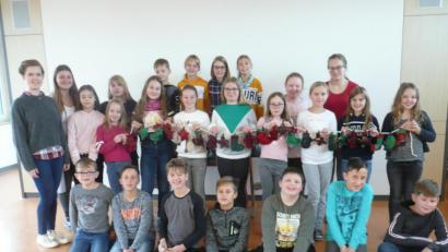 Bild: amö
Rechenaufgaben statt nur Zahlen: Einen besonderen Adventskalender haben die Viertklassler der Grundschule Winklarn-Thanstein mit ihren jungen Lehrerinnen gebastelt.