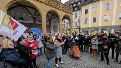 Bild: Stephan Huber
Rund 60 Pfleger*innen, Pflegebedürftige und Angehörige kamen zur Mahnwache des Verdi-Aktionstages für die Altenpflege auf den Marktplatz.
