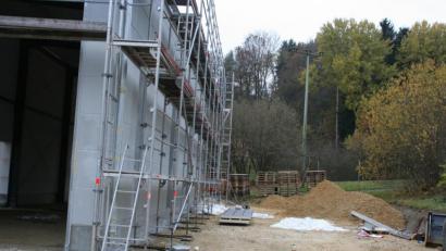 Bild: gpa
Die Mitglieder des Eschenbacher Imkervereins sind massiv verärgert: Auf dieser schmalen Fläche zwischen neuer TÜV-Halle (links) und der Böschung (rechts) soll 2020 das Imkerfest gefeiert werden? Trotz dieser Sorge blicken die Bienenzüchter hoffnungsvoll dem neuen Jahr entgegen.