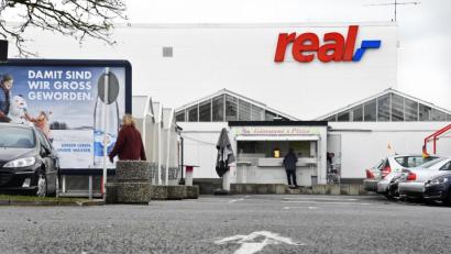 Bild: Petra Hartl
Der Real-Markt in Amberg steht vor einer ungewissen Zukunft.