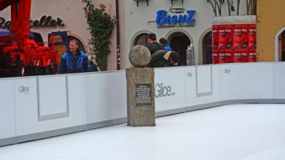 Bild: Gabi Schönberger
Mitten in der Weihnachtsmarkt-Kunsteisbahn steht eine Erinnerungstafel an den Stadtbach aus Granit