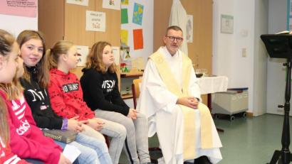 Bild: Mädchenrealschule Waldsassen/exb
Einen Klassenzimmer-Gottesdienst feierten die sechsten Klassen der Mädchenrealschule der Zisterzienserinnen zusammen mit Pfarrer Thomas Vogl.