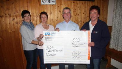 Bild: wro
Mit 500 Euro reiht sich der Obst- und Gartenbauverein in die Spenderliste des BRK ein. Im Bild (von links) Monika Meißner, Martina Fröhler, Josef Konz und Conny Klarner.