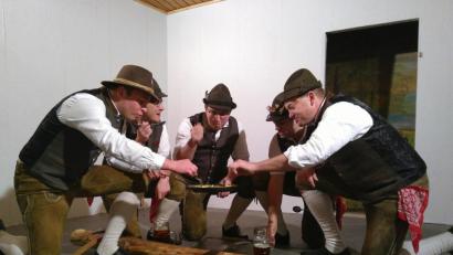 Bild: mma
Die Süßer Schuhplattler mussten sich vor ihrem schweißtreibenden Auftritt unbedingt stärken.