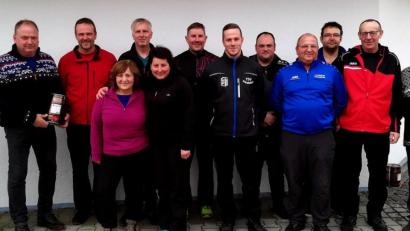 Bild: R. Kreuzer
Kreisschiedsrichterobmann Ingo Hannes (links) und Wettbewerbsleiter Klaus Horn (rechts) und Spieler aus den ersten Fünf jeder Gruppe freuen sich über den guten Verlauf des Turniers.