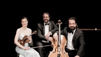 Bild: Frank Jerke
Das „Atos Trio“ mit (von links) Annette von Hehn (Violine) , Thomas Hoppe (Klavier) und Stefan Heinemeyer (Violoncello). Mit Preisen von Melbourne über Graz bis London ausgezeichnet, spielt dieses 2003 gegründete Trio rund um den Globus in bedeutenden Konzertsälen und bei renommierten Festivals.
