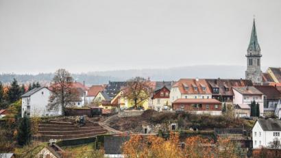Bild: JOCHEN NEUMANN 
ERBENDORF
Die Arbeiten an der Aussichtsplattform am Mühlbühl sowie einer Treppenanlage zur Ringstraße laufen bereits.