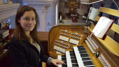 Bild: szl
Kirchenmusikerin Kornelia Cichon an ihrem „neuen Arbeitsplatz“ in der Stadtpfarrkirche.