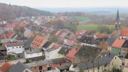 Bild: ow
Der Marktplatz ist das Jahrhundertprojekt der Kulmstadt. Jetzt sollen auch die Anlieger mit der Sanierung ihrer Häuser zu einer Verbesserung des Stadtbildes mit beitragen. Die Stadt will dafür ein kommunales Förderprogramm auflegen.
