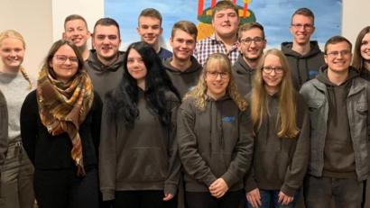 Bild: lgc
Die Katholischen Landjugendbewegung stellt seit fast fünf Jahrzehnten einen Aktivposten in der Pfarrei und im Vereinsleben der Gemeinde dar. Im Bild das neue Fürhungsgremium und die ausgeschiedenen Vorstandsmitglieder: (von links) Melanie Thaller (Schriftführerin), Sophie Speckner, Julia Ritter, Laurin Wiesnet, Jonas Renner und Anna Pittner (beide Beisitzer), Fabian Wiesnet, Daniel Kraus (Kassier), Lea Fehlner und Lukas Lehner (beide Beisitzer), Lukas Heindl und Lucia Bauer (stellvertretende Vorsitzende), Oliver Schneider (Vorsitzender), Nils Schramm, Linda Bauer und Saskia Distler (Vorsitzende).