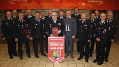 Bild: wro
Höhepunkt der Dienstversammlung waren die Ehrungen langjähriger Führungskräfte durch den Feuerwehrverband des Landkreises. Es gratulierten die Führungskräfte, zudem auch Kreisbrandrat Andreas Wührl und der stellvertretende Landrat Roland Grillmeier (ganz vorne, 2. bzw. 3. von rechts).