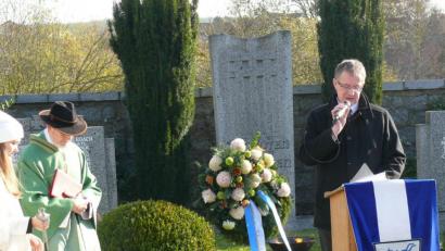 Bild: ga
Franz Grabinger bei der Ansprache zum Volkstrauertag für die Gemeinde Schwarzach am Friedhof in Unterauerbach
