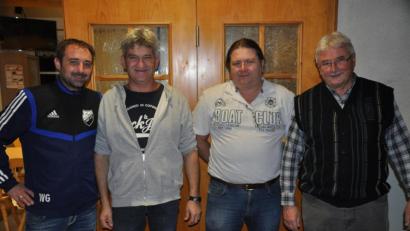 Bild: ak
SV-Vorsitzender Wolfgang Groß gratulierte den drei Erstplatzierten Albert Deubzer, Uwe Geisler und Hermann Kern (von links).