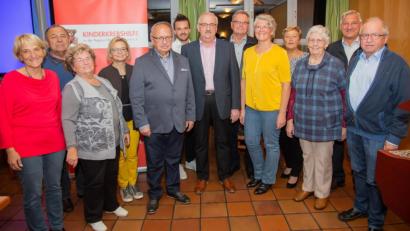 Bild: hwk
Für die Kinderkrebshilfe Nordoberpfalz engagieren sich (von links) Jutta Harbig, Georg Heigl, Helene Rolle, Waltraud Wagner, Andreas Steinl, Enrico Gradl, Hartmut Ordnung, Gunda Hagn, Petra Troppmann, Martha Binner und Karl Bärnklau.