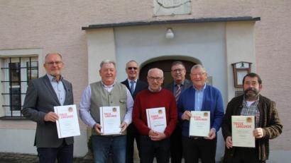 Bild: frd
Bundesvorsitzender Albrecht Kiesner (Dritter von links) und Kreisvorsitzender Norbert Lempa (Dritter von rechts) ehrten langjährige Mitglieder im Bundeswehrverband. Für 50, 40 und 25 Jahre sind (mit Urkunde von links) Johann Mörtl, Peter Späth, Georg Blödt, Hans Schmidt und Armin Joscht.