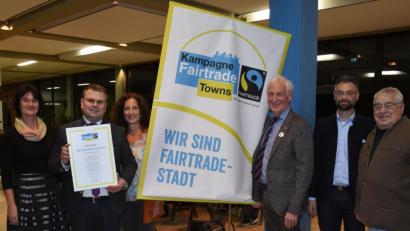 Bild: Lowak
Windischeschenbach ist Fair-Trade-Stadt. Ehrenbotschafter Manfred Holz (Dritter von rechts) überreicht Bürgermeister Karlheinz Budnik (Zweiter von links), dem Initiator Alexander Herzner (Zweiter von rechts) und den Mitgliedern der Steuerungsgruppe die Urkunde.
