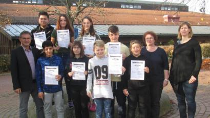 Bild: dob
Mittelschulrektor Hubert Reil (links) freut sich, dass sich wieder acht Schüler der Pfalzgraf-Friedrich-Mittelschule zu Streitschlichtern ausbilden ließen.