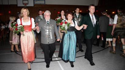 Bild: wro
Die traditionelle Polonaise wurde von Manfred Zölch, Andrea und Norbert Dietl und Herta Zölch (von rechts) angeführt.