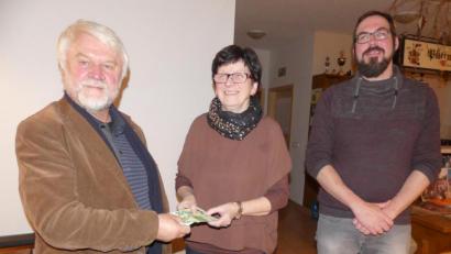 Bild: rn
Als Beitrag zum Wiederaufbau von Bhaktapur übergibt Monika Stopfer im Namen des Katholischen Frauenbundes an Martin Kohl (links) und Robert Neuber eine Spende von 200 Euro.