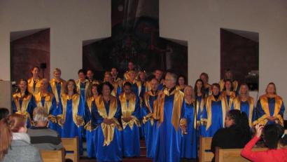Bild: sei
Den Sinn der Gospelsongs erklärt Pfarrer Dominik Naujoks (vorne, rechts). Chorleiterin Remona Fink (vorne, links) bezaubert mit ihrer Solostimme.