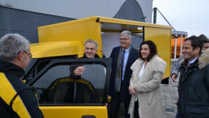 Bild: rti
Digital-Staatsministerin Dorothee Bär schaute bei ihrem Besuch in Mitterteich auch beim Zustellstützpunkt der Deutsche Post DHL vorbei. Niederlassungsleiter Stefan Friedl (Dritter von links) stellte die neuen Street-Scooter-Modelle vor.