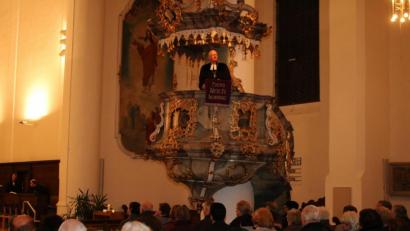 Bild: sne
Regionalbischof Klaus Stiegler predigt von der Kanzel in der St.-Michaels-Kirche.
