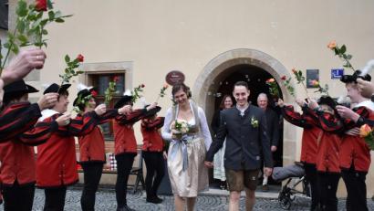 Bild: rgr
Der Spielmannszug Grafenwöhr steht Spalier, als das frisch getraute Paar Christina und Philipp Groll das Rathaus in Grafenwöhr verlassen.
