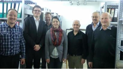 Bild: Melissa Lobenhofer
Tobias Basler, David Austermann und Bürgermeister Alwin Märkl freuen sich über das Interesse von Beate Schießlbauer, Alfons Wanninger, Gerhard Schulze und Albert Daucher (von links) an der ehrenamtlichen Mitarbeit im Archiv.