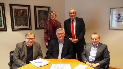 Bild: Bühner
Manfred Weiß (sitzend, Mitte) wird als neuer Integrationslotse vorgestellt. Mit dabei (sitzend, von links) Sozialdezernent Wolfgang Hohlmeier, Diakonie-Vorstand Karl Rühl und (stehend) Bildungsmanagerin Julia Lenhart sowie Oberbürgermeister Kurt Seggewiß.