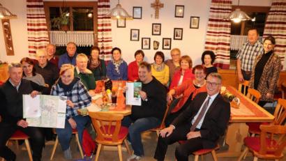 Bild: Stadt Tirschenreuth, M. Streich/exb
Sorgen gemeinsam mit Franz Stahl (vorne), Rudolf Ehstand und Stefanie Süß (rechts, stehend) für gut ausgeschilderte und sichere Wanderwege: Klaus Müller, Sabine Müller, Peter Schön, Bernd Körner, Martina Sötje, Reinhard Kinle, Reinhard Fehr, Brigitte Hartmann, Petra Zimmert, Luzia Weiß, Erich Sellner, Maria Singer, Christa Gleißner, Monika Sladky, Heidi Körner und Eva-Maria Gebhardt-Wittke (von links). Nicht im Bild: Hubert Brech, Günther Walter und Franz Josef Lang.