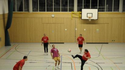 Bild: Hartl
Beim Fußballtennis sind Taktik, Ballgefühl und Beweglichkeit gefordert. Die RSG-Spieler treffen sich jeden Donnerstag in der Sporthalle der Luitpoldschule zum Training