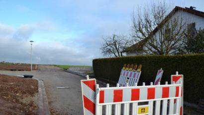 Bild: Anne Wiesnet
Mit dem Auto kommt Rosa Hey schon länger nicht mehr in ihre Hofeinfahrt. Auch zu Fuß war das eine Zeit lang nicht möglich. Der Grund: eine große Baustelle direkt vor ihrem Grundstück.