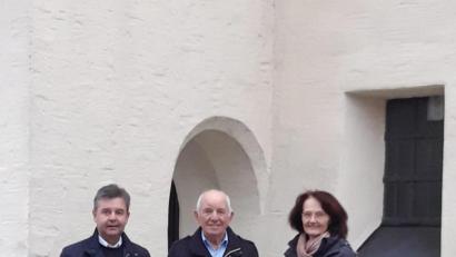 Bild: hme
Hermann Frischholz (Mitte) überreicht an Bernhard Meiler (links), Pilgerführer der Altöttingwallfahrt, und an die Verantwortliche der Maria-Kulm-Wallfahrt, Christine Schwab (Rechts) eine Spende, die er sich von seinen Geburtstagsgästen anstatt von Geschenken erbeten hatte. Frischholz stockt den Betrag auf, damit ein runder Betrag zustande kommt.