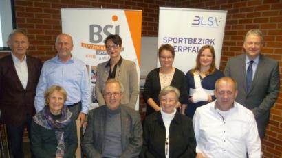 Bild: usc
Ehrungen durch die Bayerische Sportjugend (bsj) im BLSV. Stehend von links Franz Fuchs(Ehren-Kreisvorsitzender), Reinhard Weber (Kreisvorsitzender), Tina Nentwig (Beisitzerin), Helga Powalla (stellvertretende Kreisvorsitzende), Anita Powalla (Jugendsprecherin) und Richard Reisinger (Landrat). Sitzend von links die Geehrten: Siegrid Ringeisen, Franz Mädler, Regine Allwardt und Wolfgang Scharnagel.