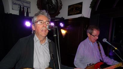 Bild: Houschka
Als Lehrer längst pensioniert und noch immer als Rockmusiker unterwegs: 
Werner Schlenzig (links) und Bernd Stief, vor fünf Jahrzehnten in der ersten Reihe von Ambergs Gitarristen und von daher Garanten bis heute für ein mit ihnen altersmäßig gereiftes Publikum.