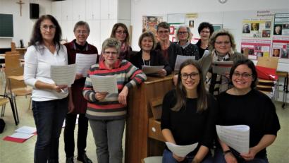 Bild: ubb
Das Ensemble Kreuzer unter Leitung von Kirchenmusikerin und Chorleiterin Brigitte Kreuzer (Zweite von rechts) ist am 22. Dezember in der Fockenfelder Schlosskapelle zu hören.